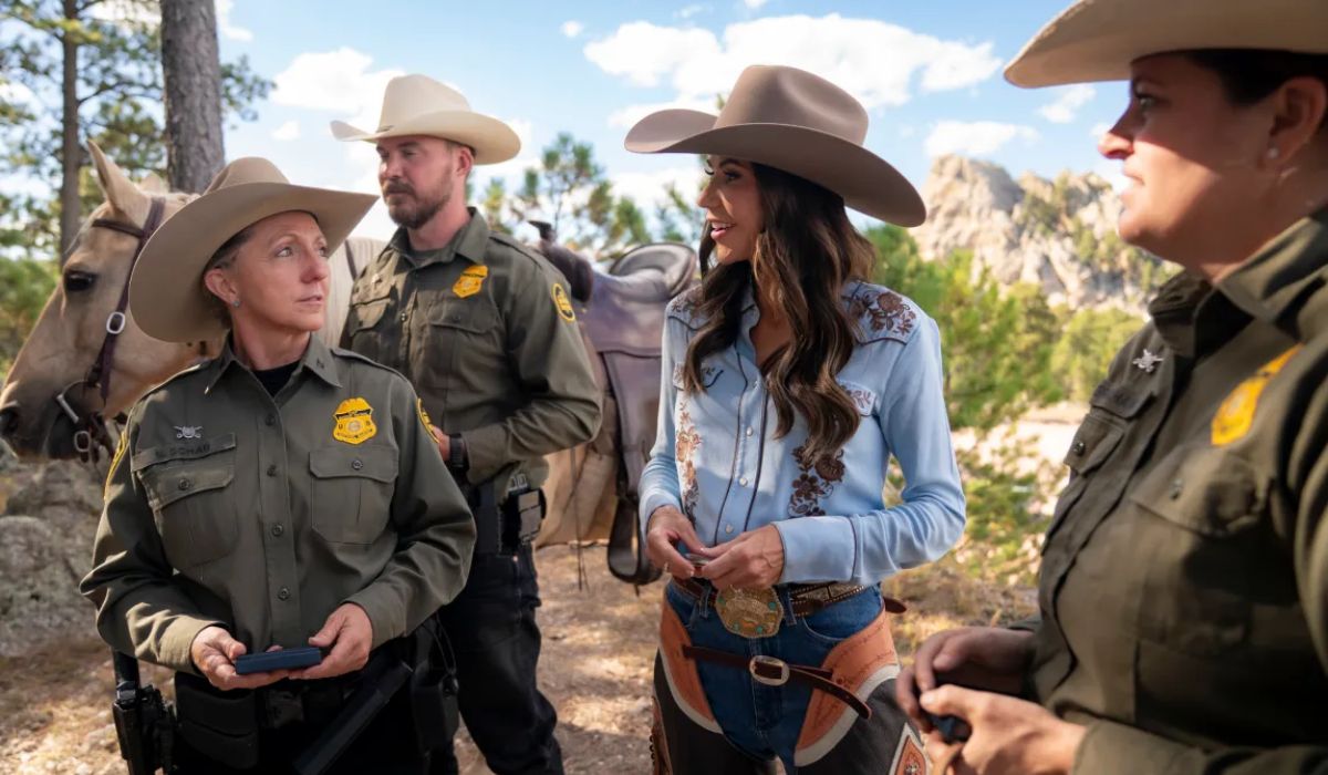 kristi noem height